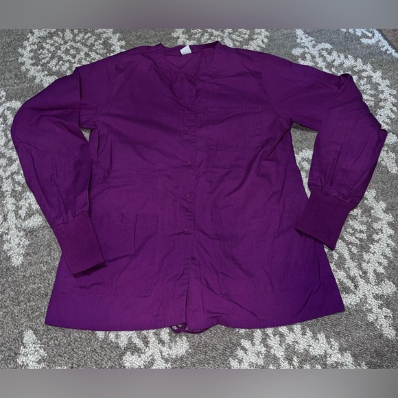 ⭐️Barco Uniforms, purple long sleeve scrub top, size Small. Great condition⭐️ - Picture 7 of 14